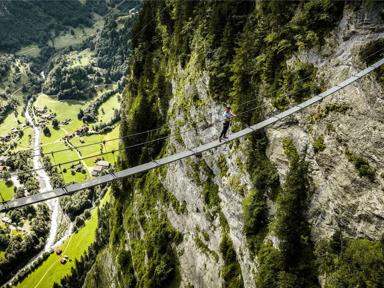 Gimmelwald Klettersteig Nur für Schwindelfreie: Das Markenzeichen des Klettersteigs Mürren-Gimmelwald ist diese Hängebrücke.