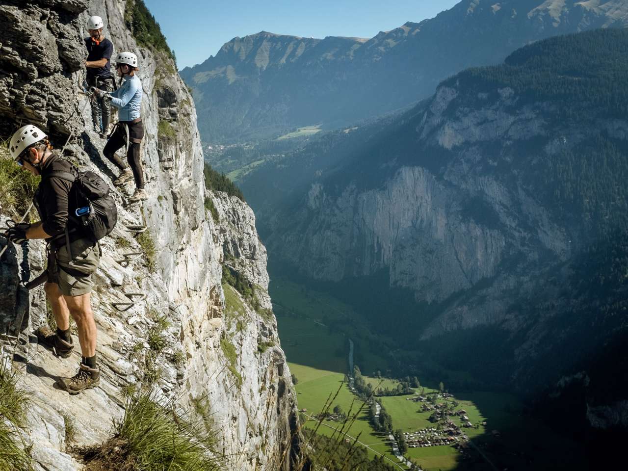 Klettersteig Mürren Klettern entlang der senkrechten Felsen mit Blick ins Lauterbrunnental. Der Klettersteig in Mürren bietet Adneralin pur.